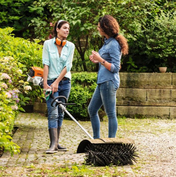 Stihl KM 131R + KB-KM bezemroller